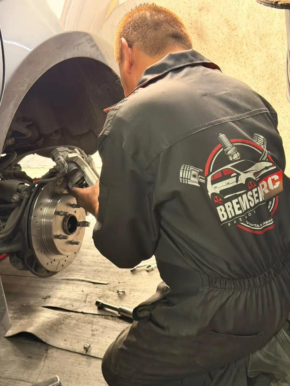 Mecánico trabajando